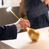 Dondolina lampada da tavolo - Oro opaco | Zafferano Italia
