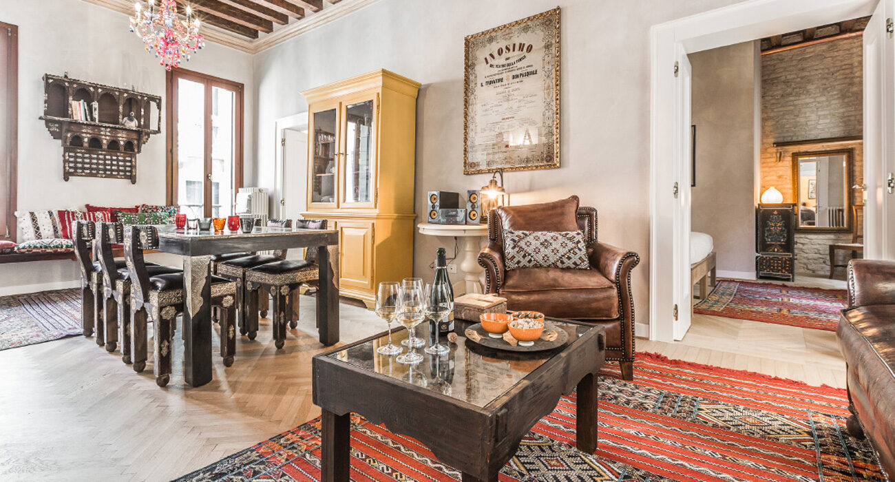 In the elegant Venetian apartment Ca’ Via Della Seta Zafferano accessories for the table